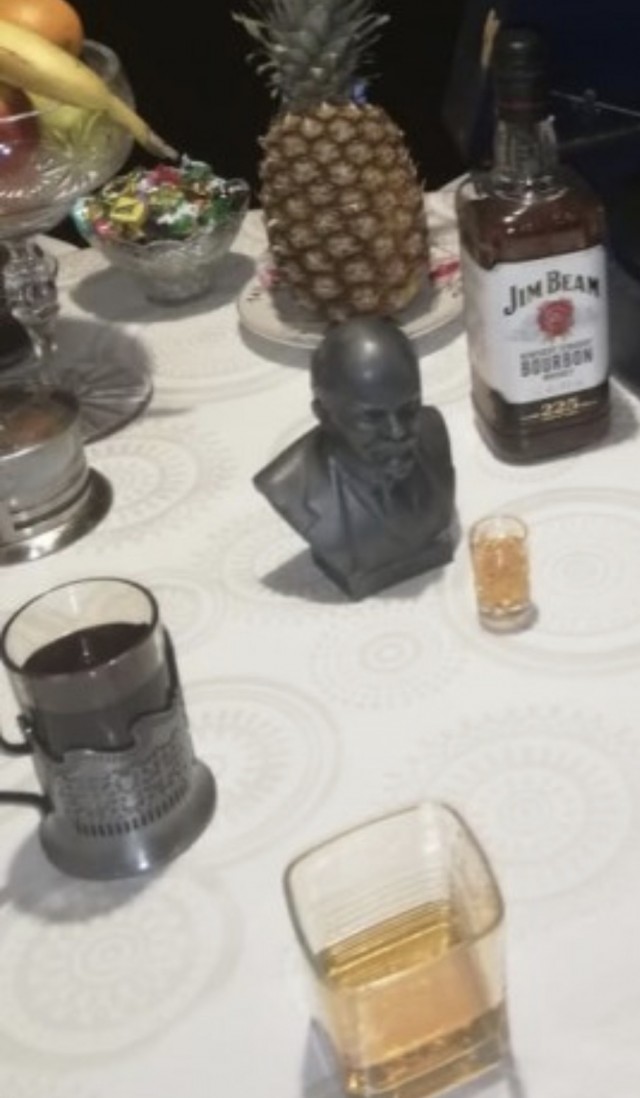 Гигантская голова Ленина