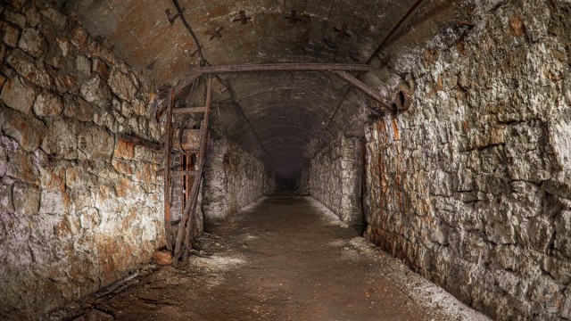 Показываю где "прятали" дефицит в СССР — это огромный подземный холодильник. Его вместимость 200 ЖД вагонов провизии!