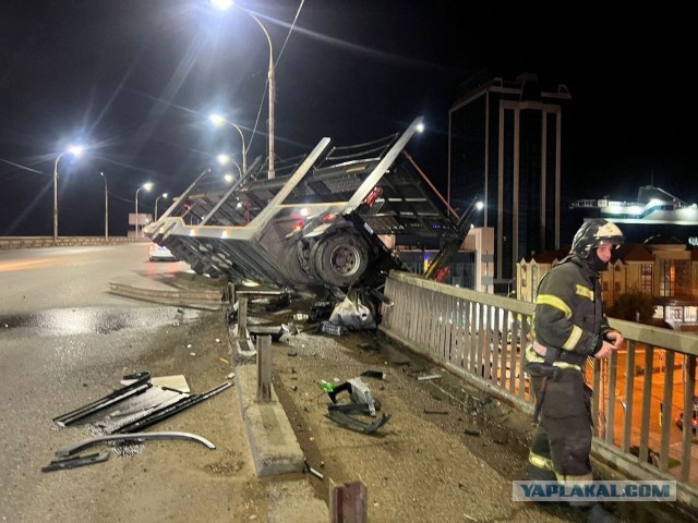 Водителю стало плохо, грузовик повис с моста через Волгу
