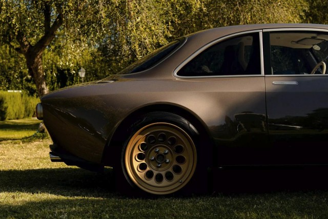 В Италии выпустили 600-сильный рестомод Alfa Romeo образца 1960-х годов — купе GT Super. Цена - полмиллиона евро