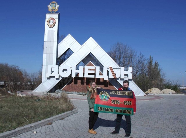 Здоровые мужики, сидят дома, позорище"©