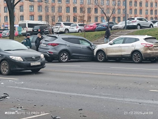 Сегодняшняя авария на Ясеневой улице на юге Москвы, где столкнулись четыре автомобиля.