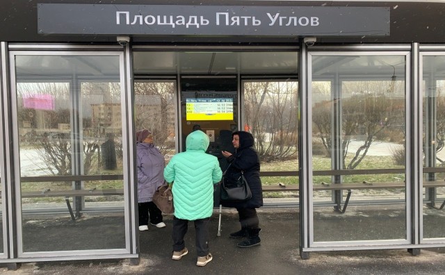 В Омске сделали тёплую остановку для людей, но туда ворвались плохие животные