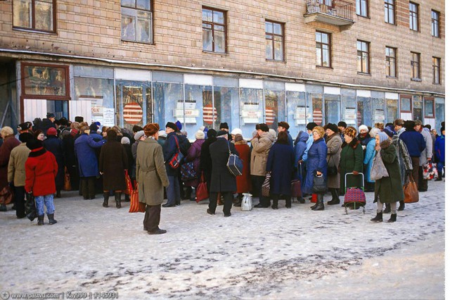 Москва 90-х, уличная торговля.