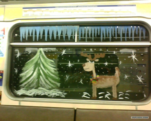 Вандалы раскрасили вагон в метро