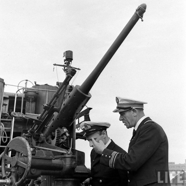 " Веселый Роджер" над субмариной