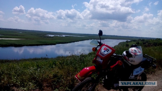 Агрессивная мотоциклистка на тротуаре
