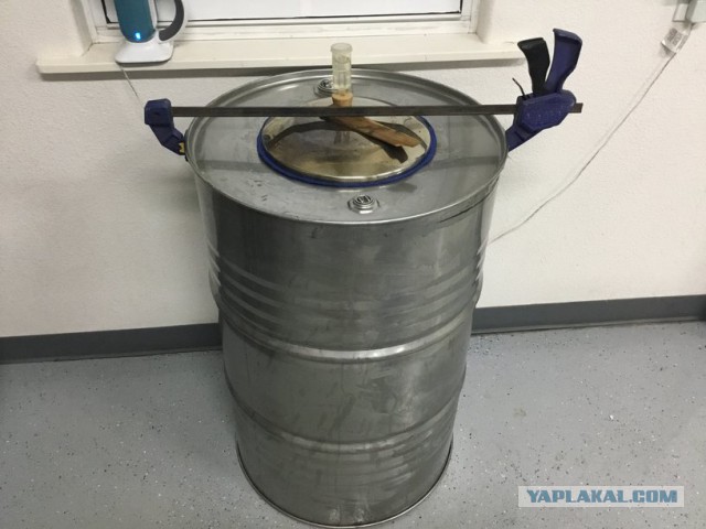 Перекачивание разливного пива из автоцистерны в пивной киоск, 1990 год, Липецк