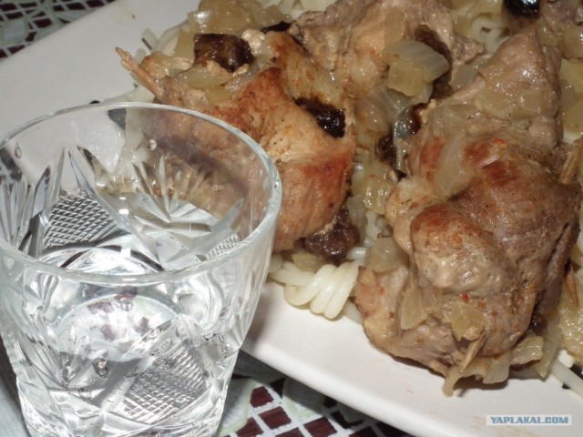 Мясо с черносливом в горчичном соусе