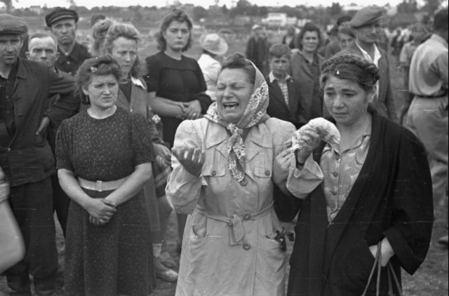 Толпа зверела и кричала:Завершим работу Гитлера!еврейский погром в польском городе Кельце, 1946 год