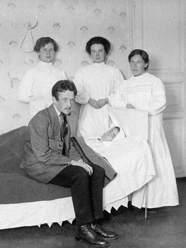 Автопортрет ярославского мещанина за рождественским столом. 1910–13 гг.
