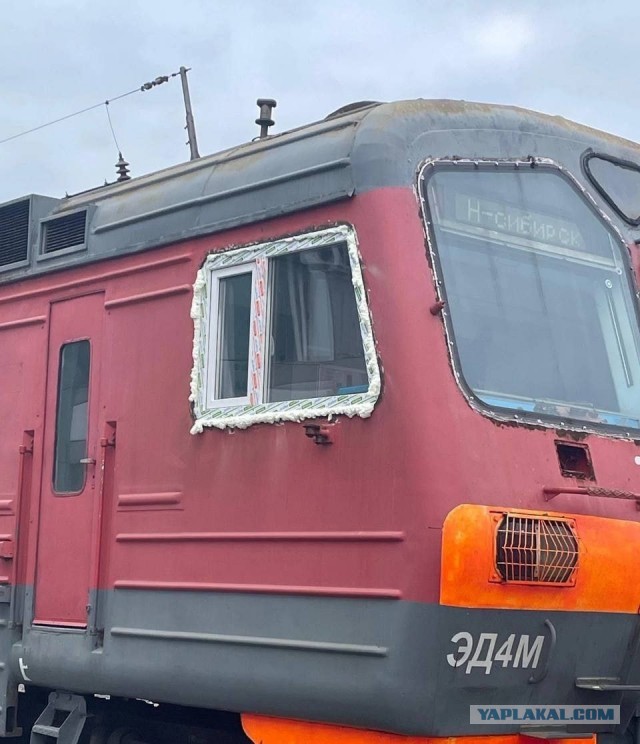 Треснуло лобовое стекло и пилота вытянуло наружу - оказывается, такое было не один раз