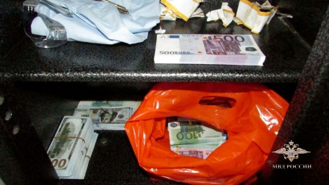 Прикинулся кассиром пункта обмена валюты и похитил почти 14 млн рублей.
