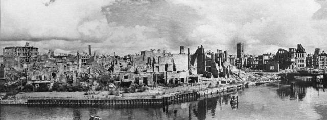 9 апреля 1945 года советские войска взяли штурмом город-крепость Кёнигсберг