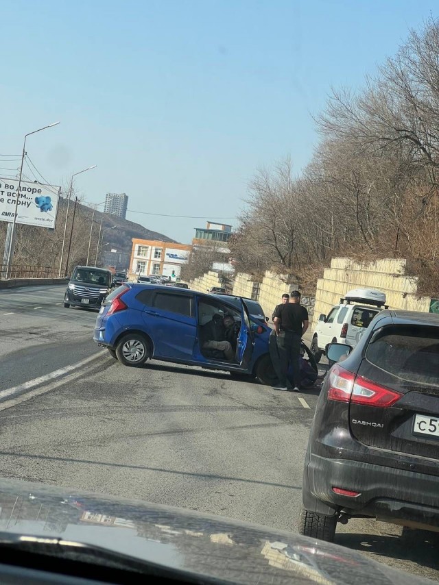 Во Владивостоке неадекватный водитель Honda Fit летел по встречке и попал в ДТП.
