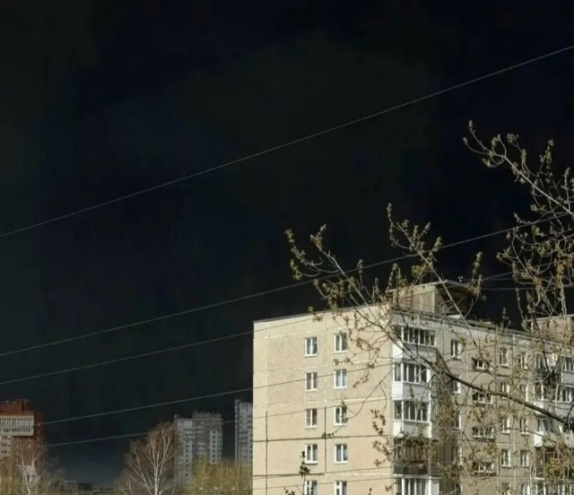 Пермь накрыло густым чёрным дымом — местные делятся жуткими кадрами