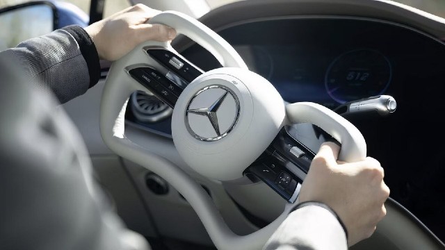 Mercedes запатентовал регулируемый руль с изменяемым диаметром