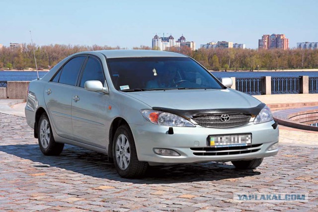 Toyota показала обновленную Camry