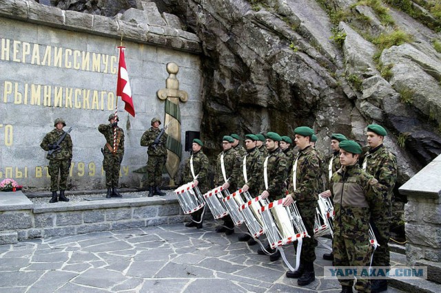 Почетный караул у памятника Суворову в Швейцарии