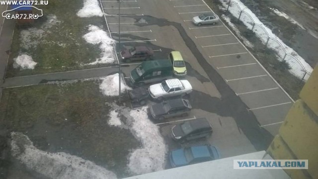 Девушка на форде блокирует другие авто, которые встали на "её" место.
