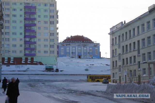 Жители Норильска ползком передвигаются по улице из-за сильного ветра