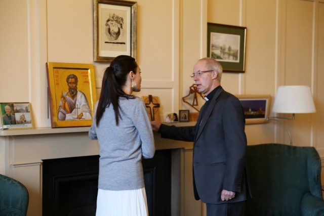 Джоли встретилась с архиепископом Кентерберийским без бюстгальтера