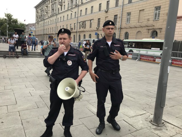 Уже более 200 человек задержали на шествии в поддержку Ивана Голунова на Чистопрудном и Цветном бульварах в Москве