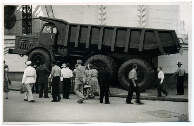 Выставка новых советских автомобилей 1961 года — редкие фото из архива ВДНХ