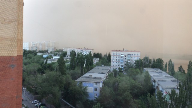 В Астрахани пыльная буря