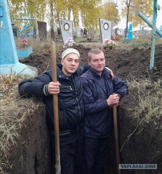 В Киеве какие-то парни докопались до мужика, у которого на футболке был изображён герб России, и заставили его её снять.