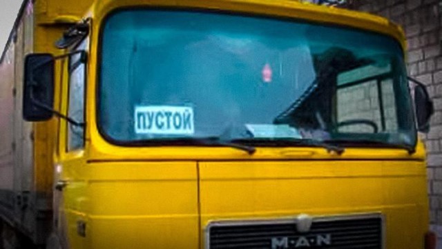 Зачем водители в США открывают багажники?