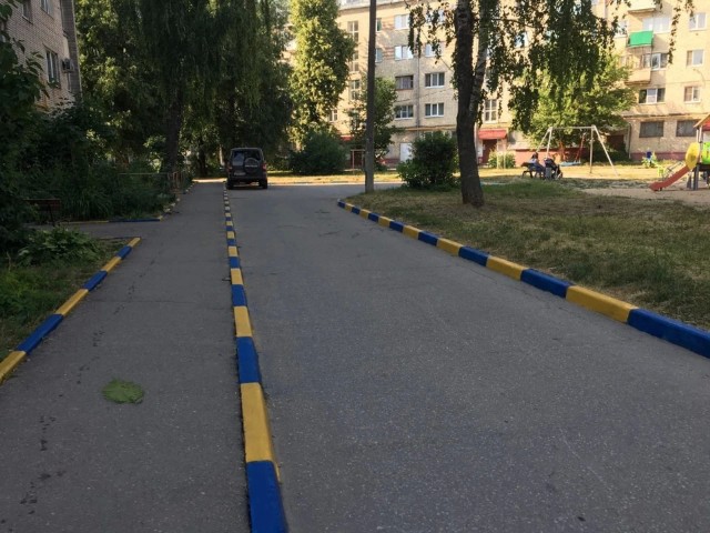 Сотрудники МВД привлекли бригаду монтажников, чтобы разобрать жёлто-синюю крышу дома в Балашихе