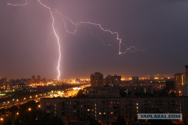Заснял молнию на видео