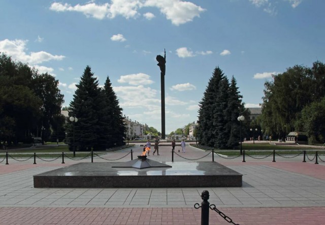В Йошкар-Оле местные жители возмутились и показали поведение "хозяев жизни", которые устроили танцы и поставили машину у памятника