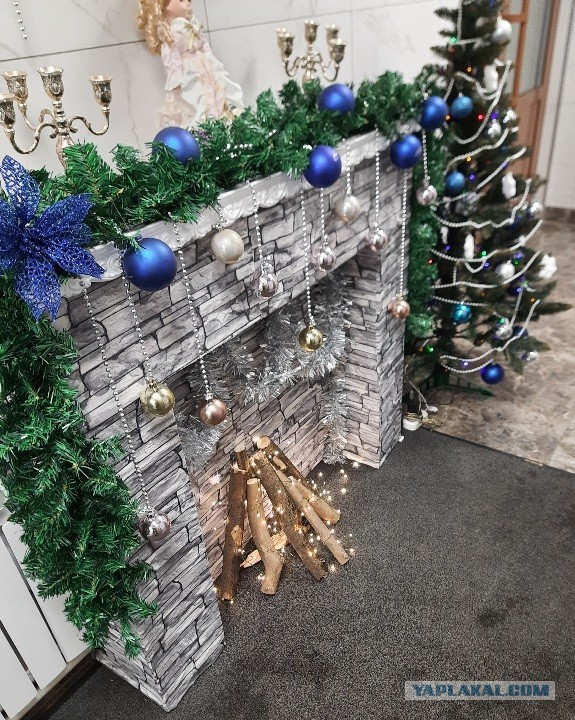 У нас в подъезде камин поставили