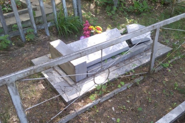 «Это просто черти!» Под Екатеринбургом вандалы разгромили кладбище