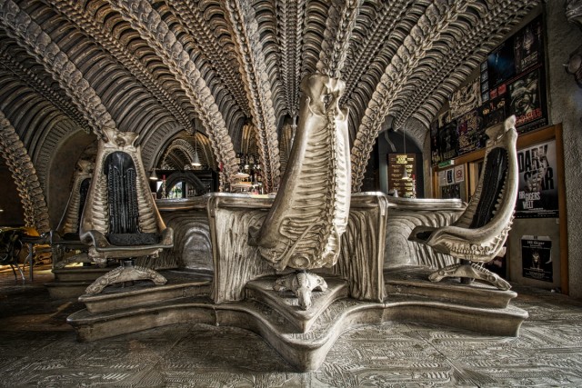 Самый жуткий бар в мире внутри 400-летнего замка