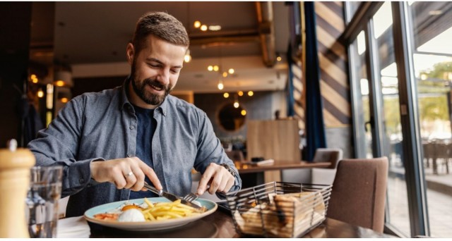 Почти четверть москвичей едят в ресторанах ежедневно