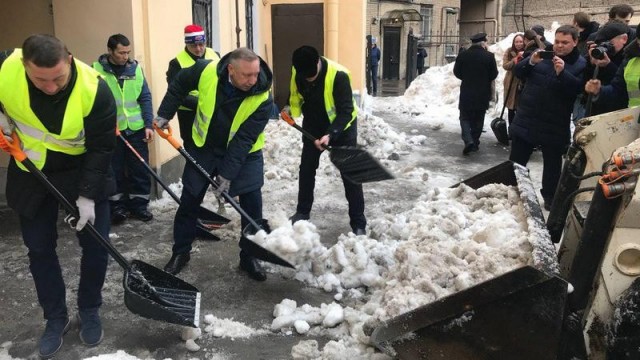 Александр Грыгорыч пертрахивает снех.
