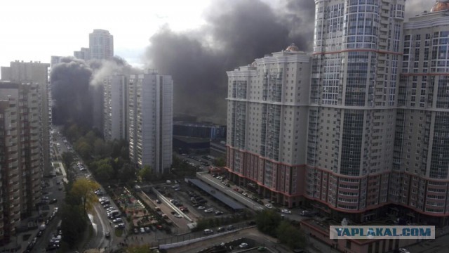 Масштабный пожар в Москве: горит торговый центр