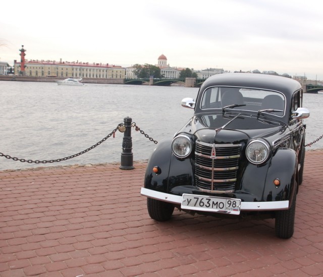 Авто Вернисаж на Неве.