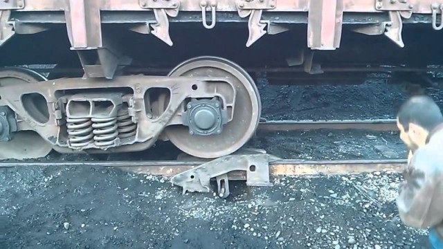 Как сошедшие поезда или вагоны возвращают на рельсы?