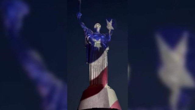 Памятник «Родина-мать» в Киеве подсветили в цвета американского флага