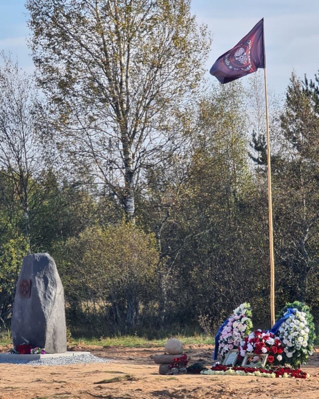 Власти поселка в Тверской области просят местных жителей вернуть автомат, который забыл у магазина один из военных.
