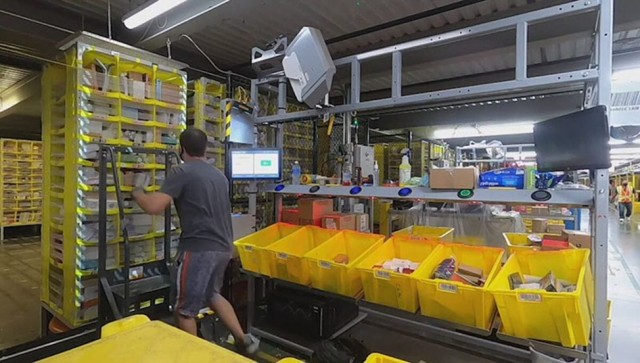 В Amazon признали, что складские роботы пока уступают работникам-людям
