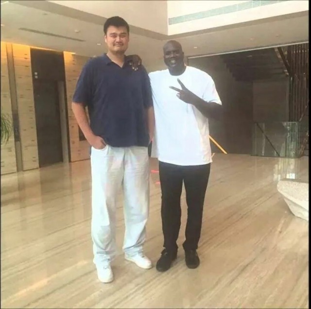 Шакил О’Нил встретился с россиянкой Лисиной – самой высокой профессиональной моделью в мире