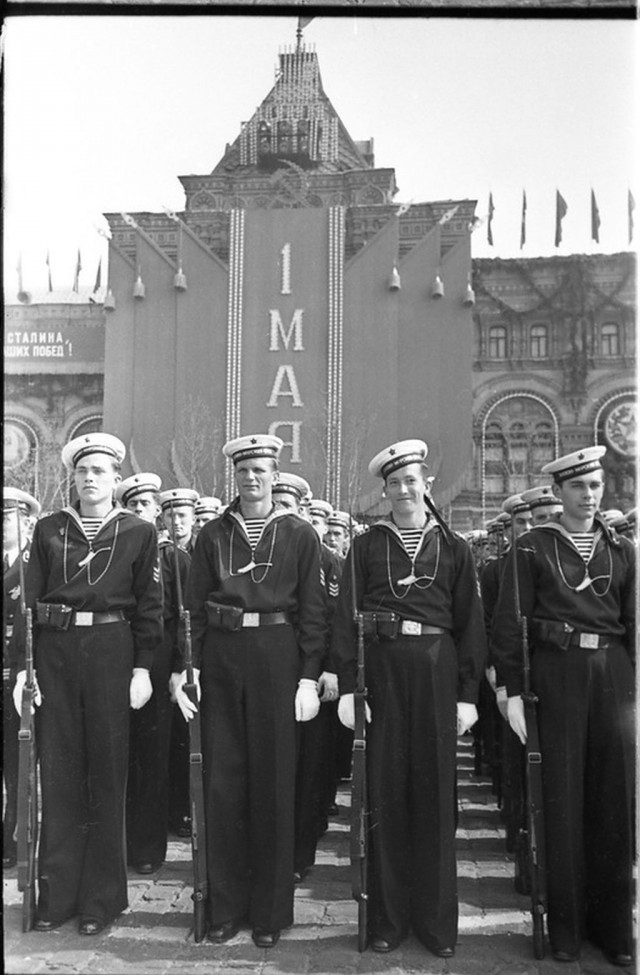 Мая 1951. Парад 1 мая 1968. Моряки на параде 1945. Парад красная площадь 1951. Военный парад 1965г красная площадь.