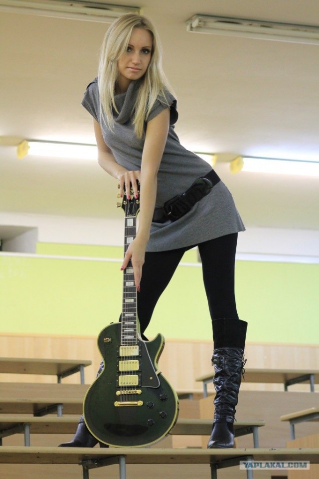 Девушки с гитарами