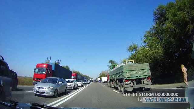 Из-за голой женщины произошло ДТП