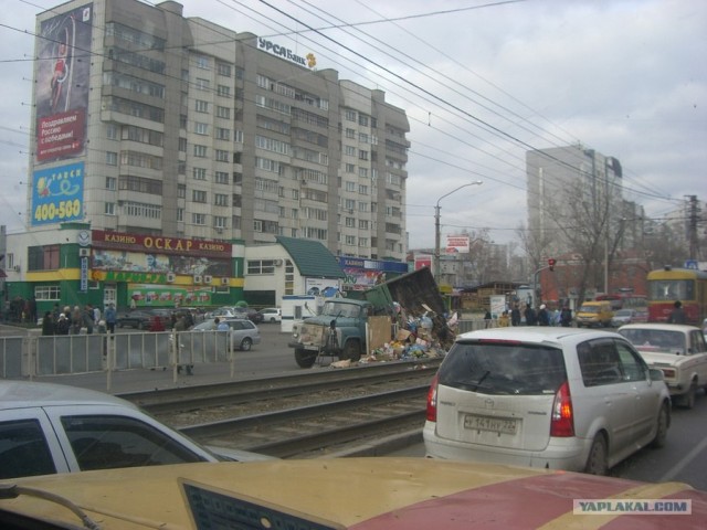 Свалка на центральном проспекте города